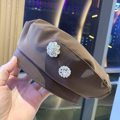 Stílusos női barett típusú kalap díszítéssel