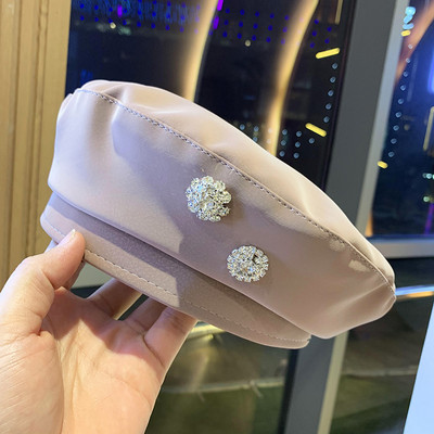 Stílusos női barett típusú kalap díszítéssel