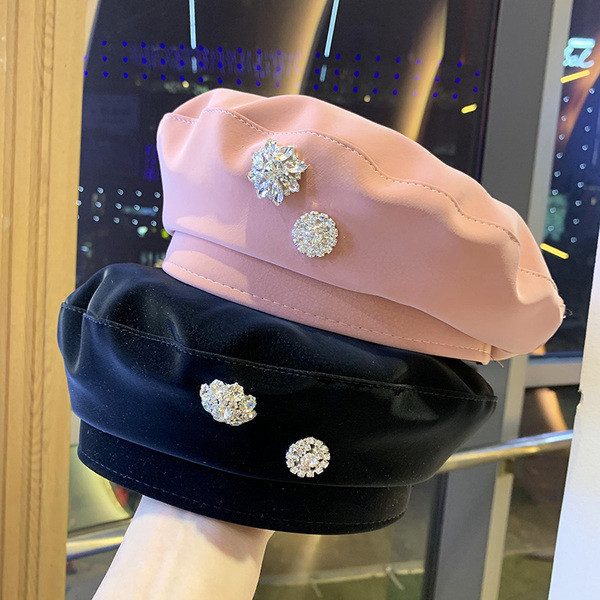 Stílusos női barett típusú kalap díszítéssel