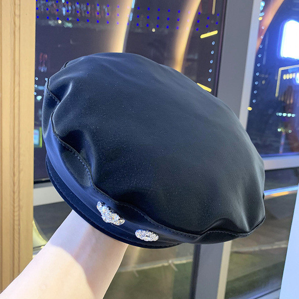 Stílusos női barett típusú kalap díszítéssel