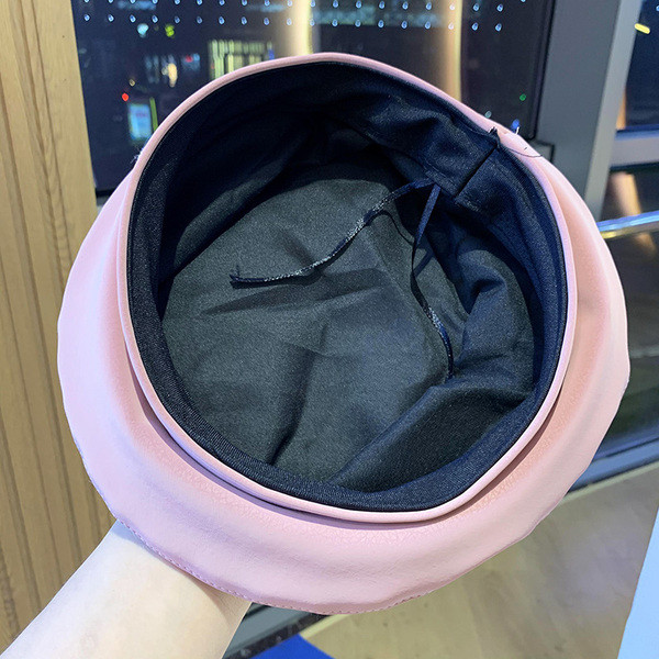 Stílusos női barett típusú kalap díszítéssel