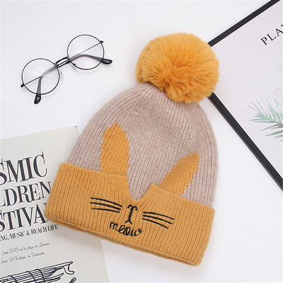 Kötött női laza sapka hímzéssel