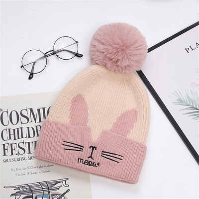 Kötött női laza sapka hímzéssel