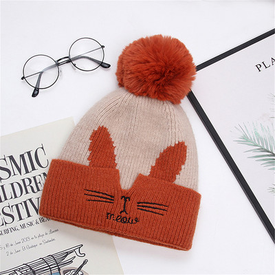 Kötött női laza sapka hímzéssel