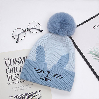 Kötött női laza sapka hímzéssel