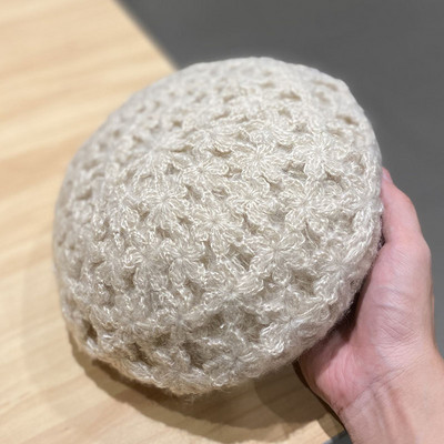 Kötött női téli barett típusú sapka