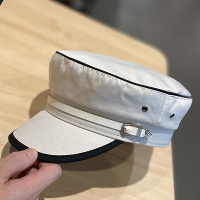 Stílusos női sapka napellenzővel és csattal - textilből