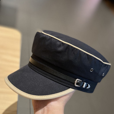 Stílusos női sapka napellenzővel és csattal - textilből