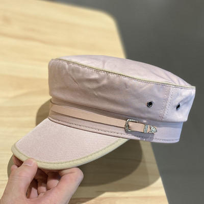 Stílusos női sapka napellenzővel és csattal - textilből