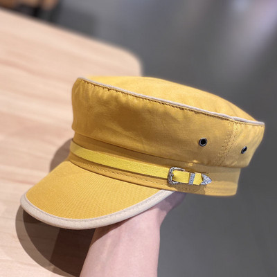 Stílusos női sapka napellenzővel és csattal - textilből