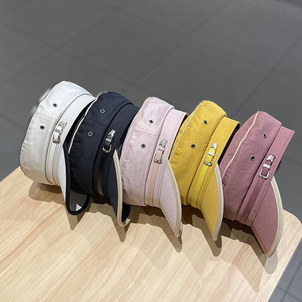 Stílusos női sapka napellenzővel és csattal - textilből