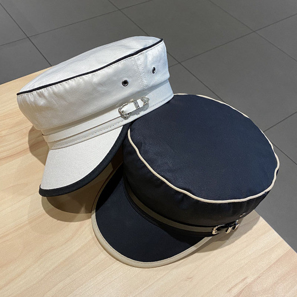 Stílusos női sapka napellenzővel és csattal - textilből