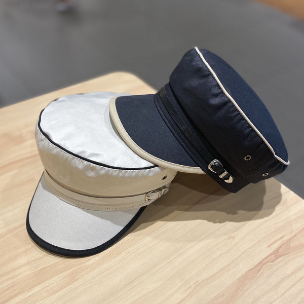 Stílusos női sapka napellenzővel és csattal - textilből