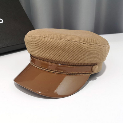 Bőr ellenzővel ellátott női sapka őszre és télre