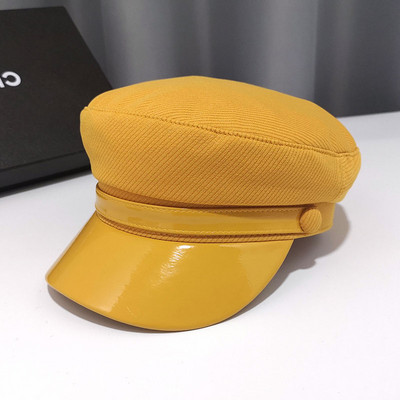 Bőr ellenzővel ellátott női sapka őszre és télre