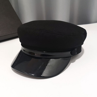 Bőr ellenzővel ellátott női sapka őszre és télre