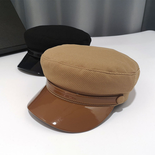 Bőr ellenzővel ellátott női sapka őszre és télre