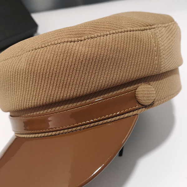 Bőr ellenzővel ellátott női sapka őszre és télre