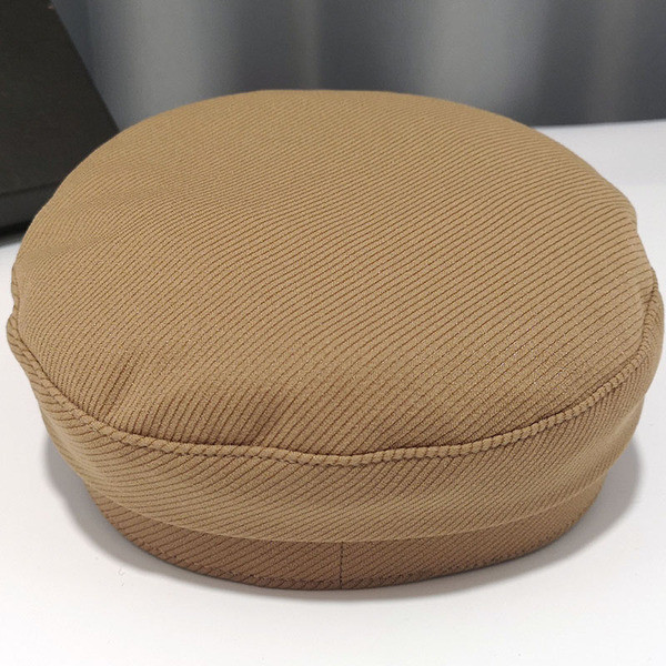 Bőr ellenzővel ellátott női sapka őszre és télre