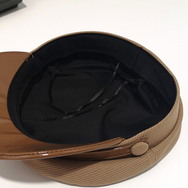 Bőr ellenzővel ellátott női sapka őszre és télre