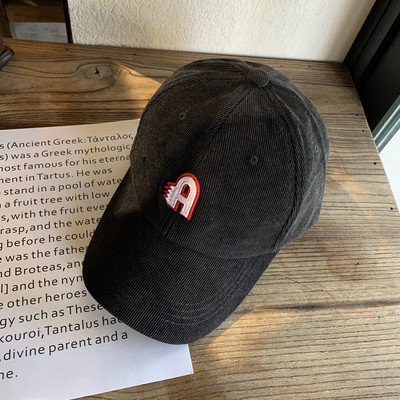 Női alkalmi sapka hímzéssel és napellenzővel