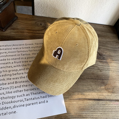 Női alkalmi sapka hímzéssel és napellenzővel