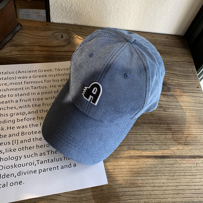 Női alkalmi sapka hímzéssel és napellenzővel