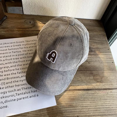 Női alkalmi sapka hímzéssel és napellenzővel