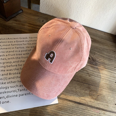 Női alkalmi sapka hímzéssel és napellenzővel