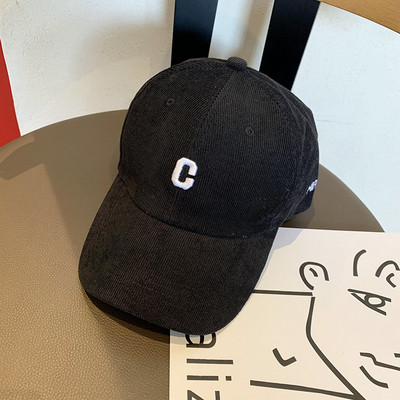 Női alkalmi sapka hímzéssel és napellenzővel