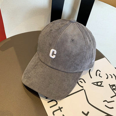 Női alkalmi sapka hímzéssel és napellenzővel