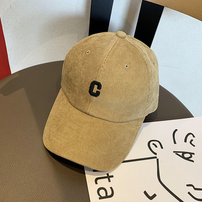 Női alkalmi sapka hímzéssel és napellenzővel