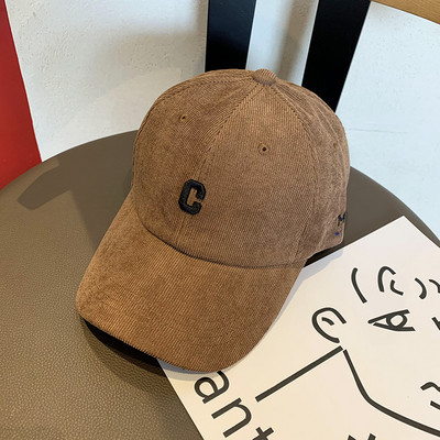 Női alkalmi sapka hímzéssel és napellenzővel