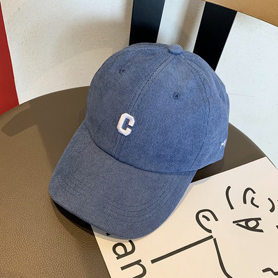 Női alkalmi sapka hímzéssel és napellenzővel