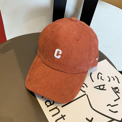 Női alkalmi sapka hímzéssel és napellenzővel