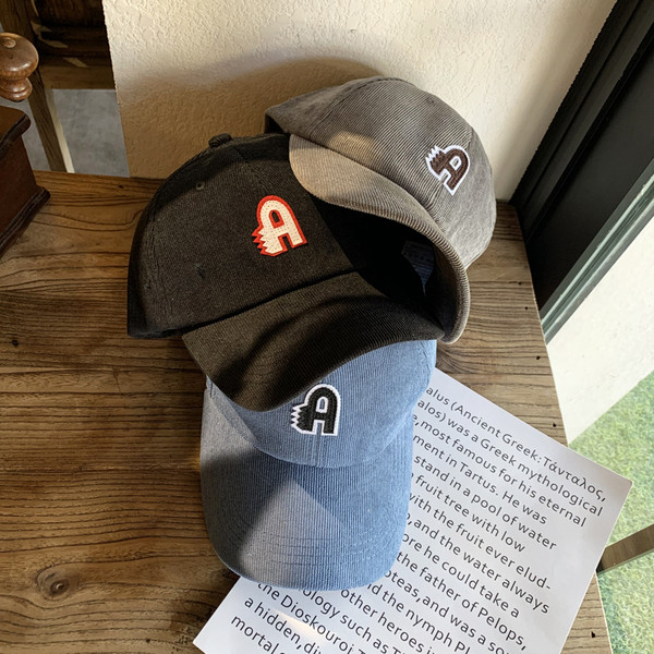 Női alkalmi sapka hímzéssel és napellenzővel