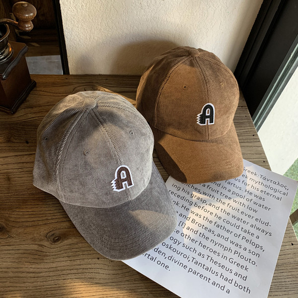 Női alkalmi sapka hímzéssel és napellenzővel