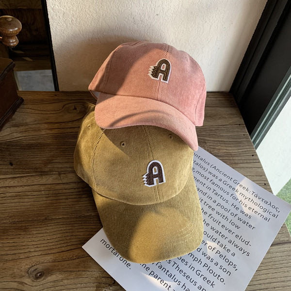 Női alkalmi sapka hímzéssel és napellenzővel