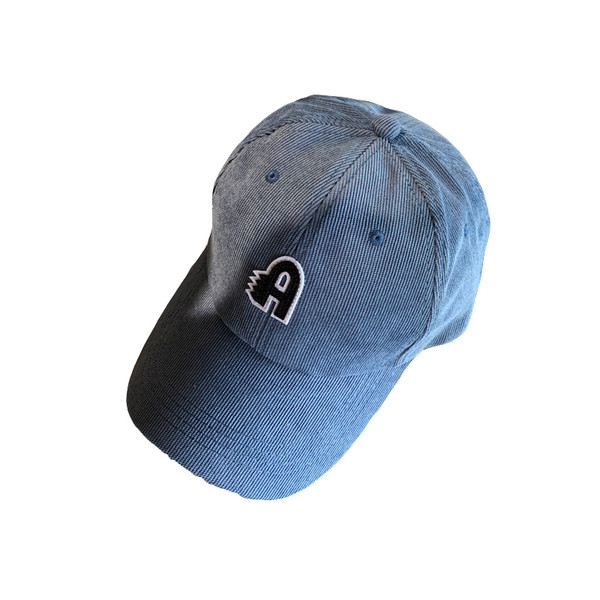 Női alkalmi sapka hímzéssel és napellenzővel