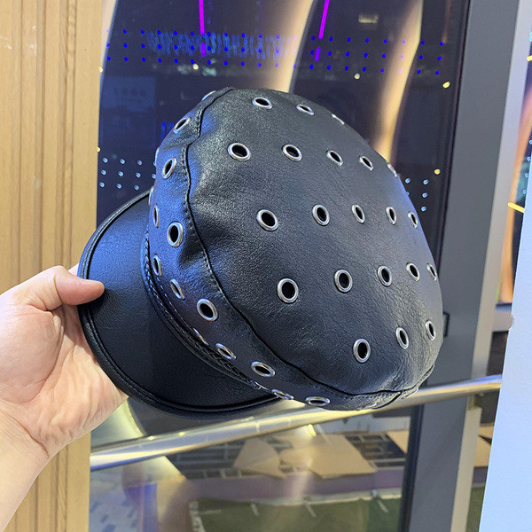 Modern női sapka eko bőrből, napellenzővel és fém elemekkel