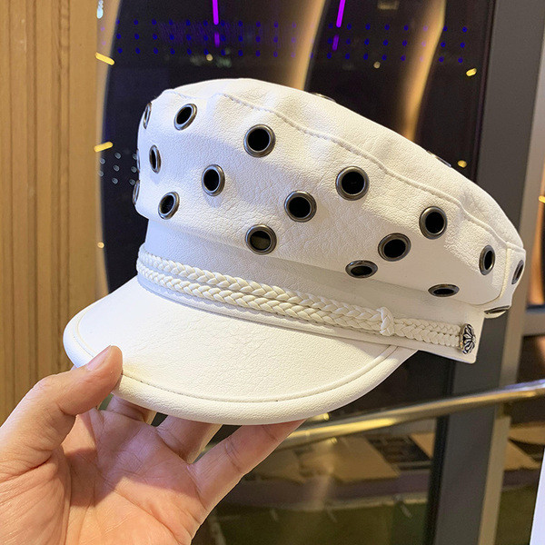 Modern női sapka eko bőrből, napellenzővel és fém elemekkel