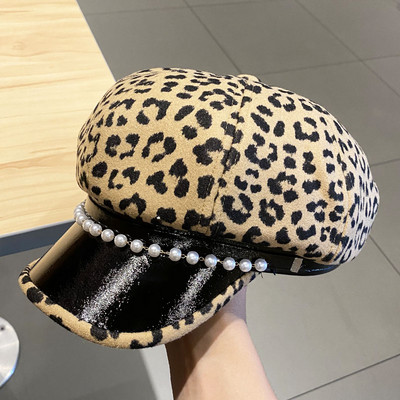 Női sapka leopárdmintával és gyöngyökkel