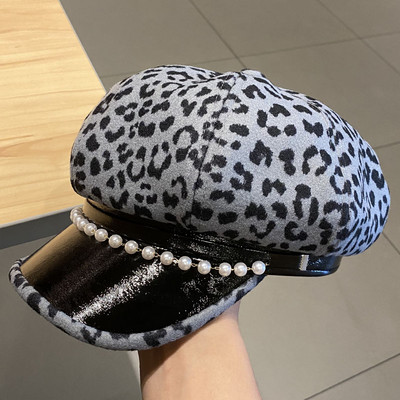 Női sapka leopárdmintával és gyöngyökkel