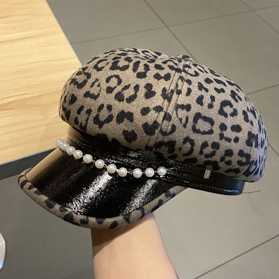 Női sapka leopárdmintával és gyöngyökkel