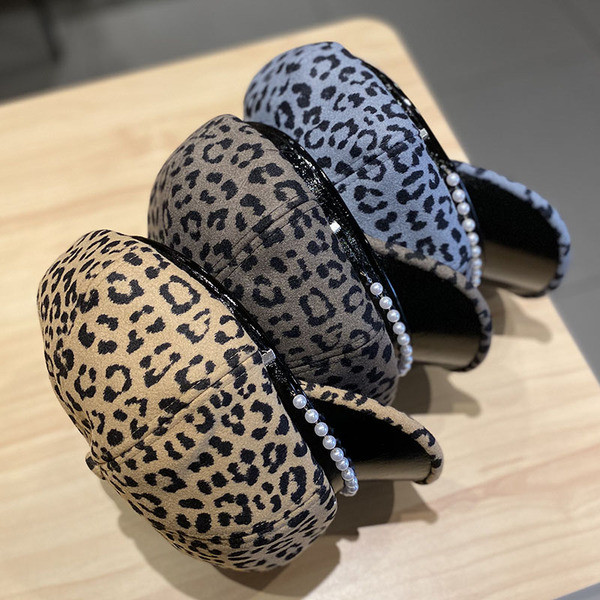 Női sapka leopárdmintával és gyöngyökkel