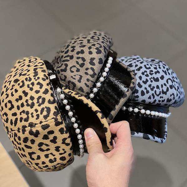 Női sapka leopárdmintával és gyöngyökkel