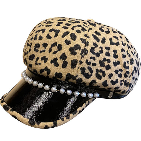 Női sapka leopárdmintával és gyöngyökkel