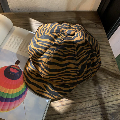 Modern női barett típusú sapka állatmintával