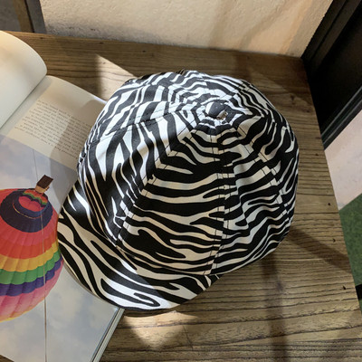 Modern női barett típusú sapka állatmintával