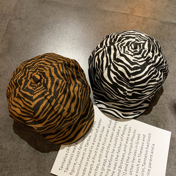 Modern női barett típusú sapka állatmintával